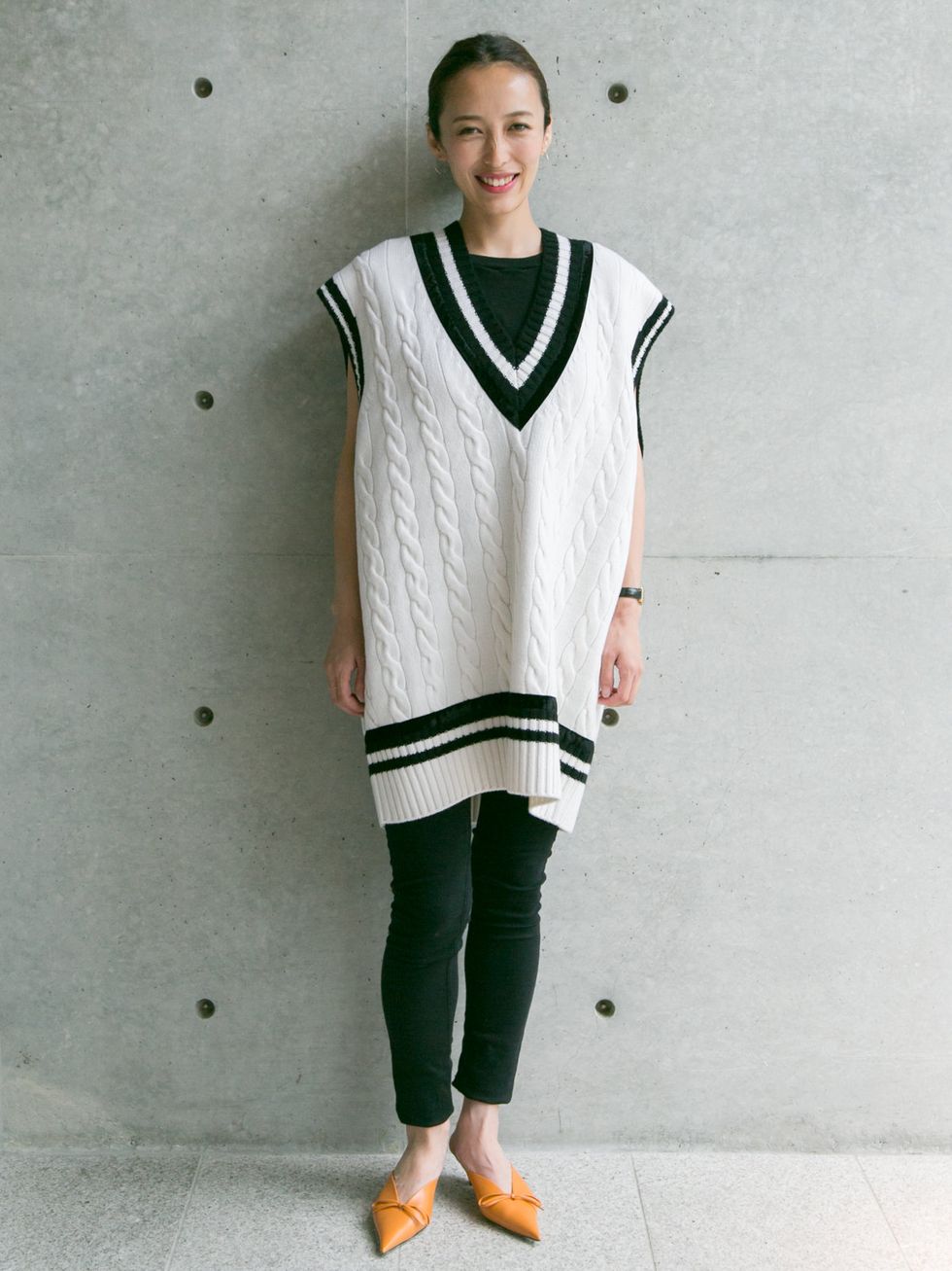 Sleeve, Shoulder, Textile, Joint, Standing, Style, Street fashion, Fashion, Knee, Sweater, 