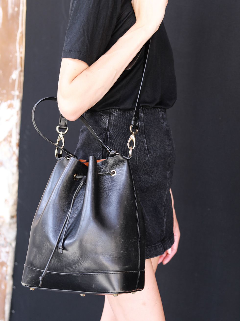 Sleeve, Textile, Bag, Fashion accessory, Fashion, Leather, Black, Shoulder bag, Waist, Metal, 