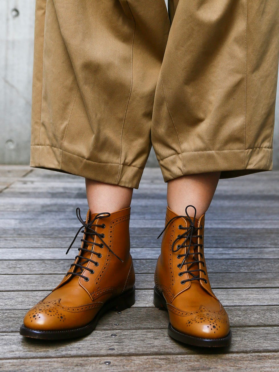 Footwear, Shoe, Brown, Tan, Khaki, Beige, Boot, Ankle, Human leg, Riding boot, 