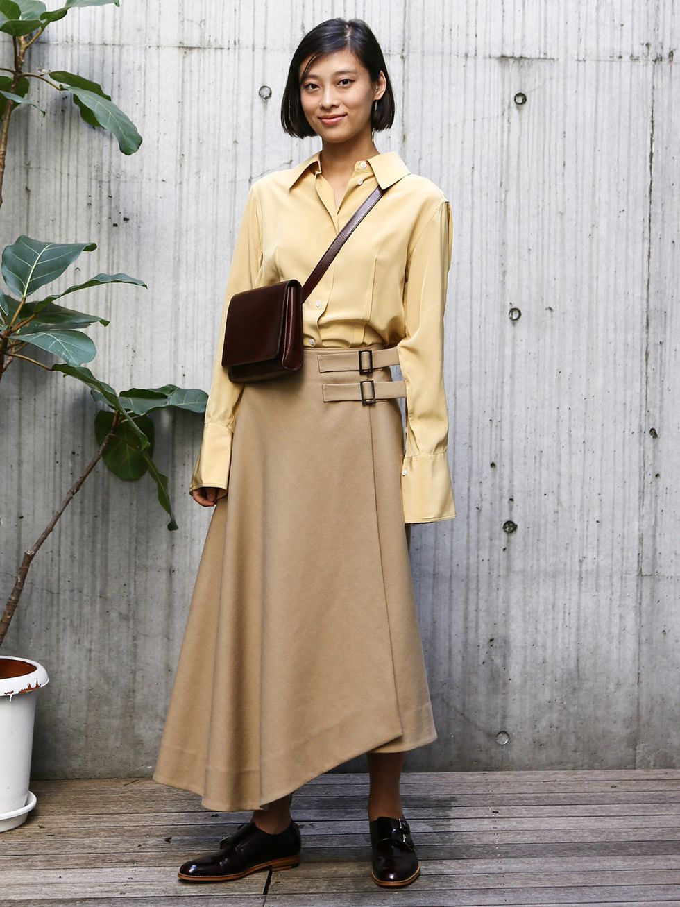 Clothing, Street fashion, Outerwear, Fashion, Beige, Brown, Coat, Trench coat, Dress, Waist, 