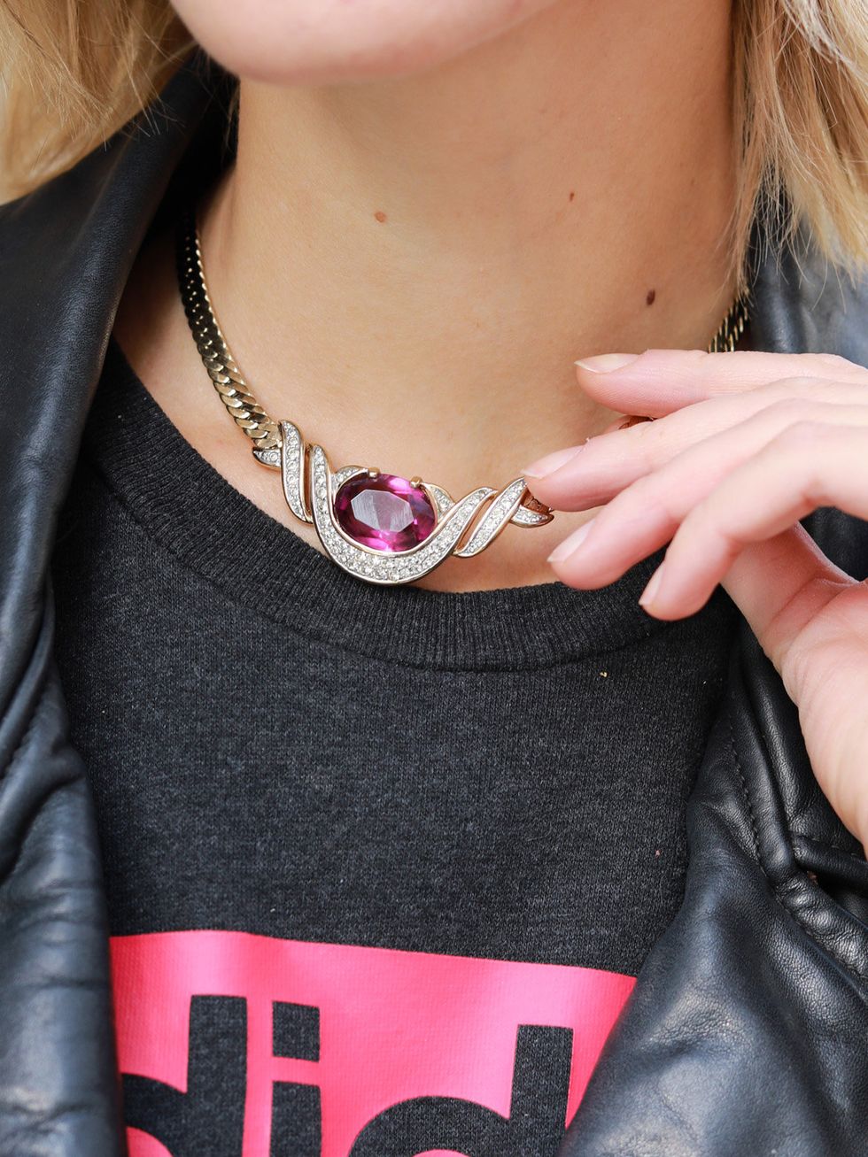 Necklace, Pink, Neck, Jewellery, Fashion accessory, Magenta, Lip, Leather, Body jewelry, Chain, 
