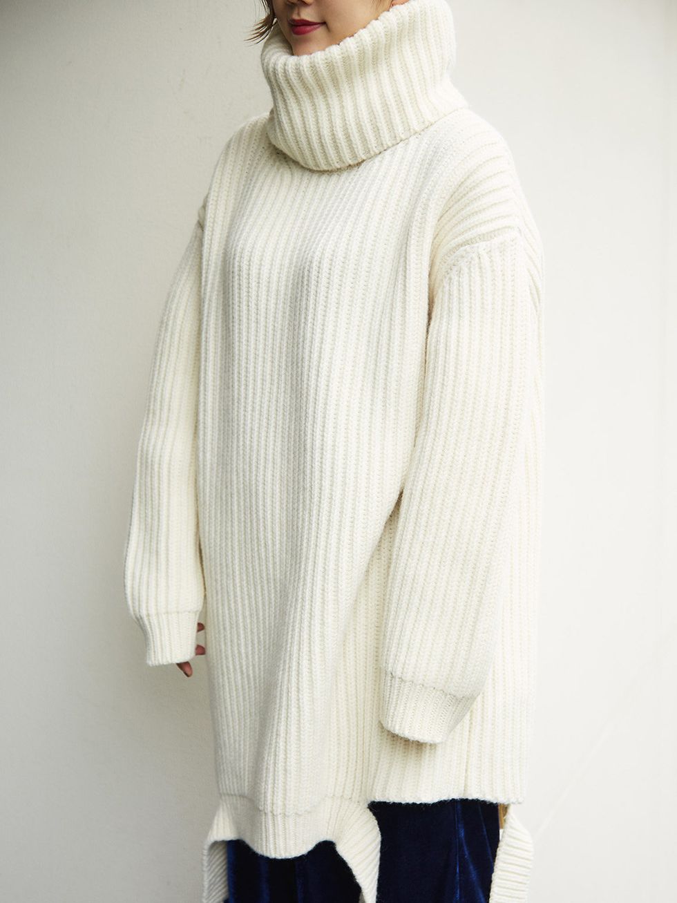 Clothing, White, Sweater, Outerwear, Shoulder, Neck, Sleeve, Wool, Fashion, Joint, 