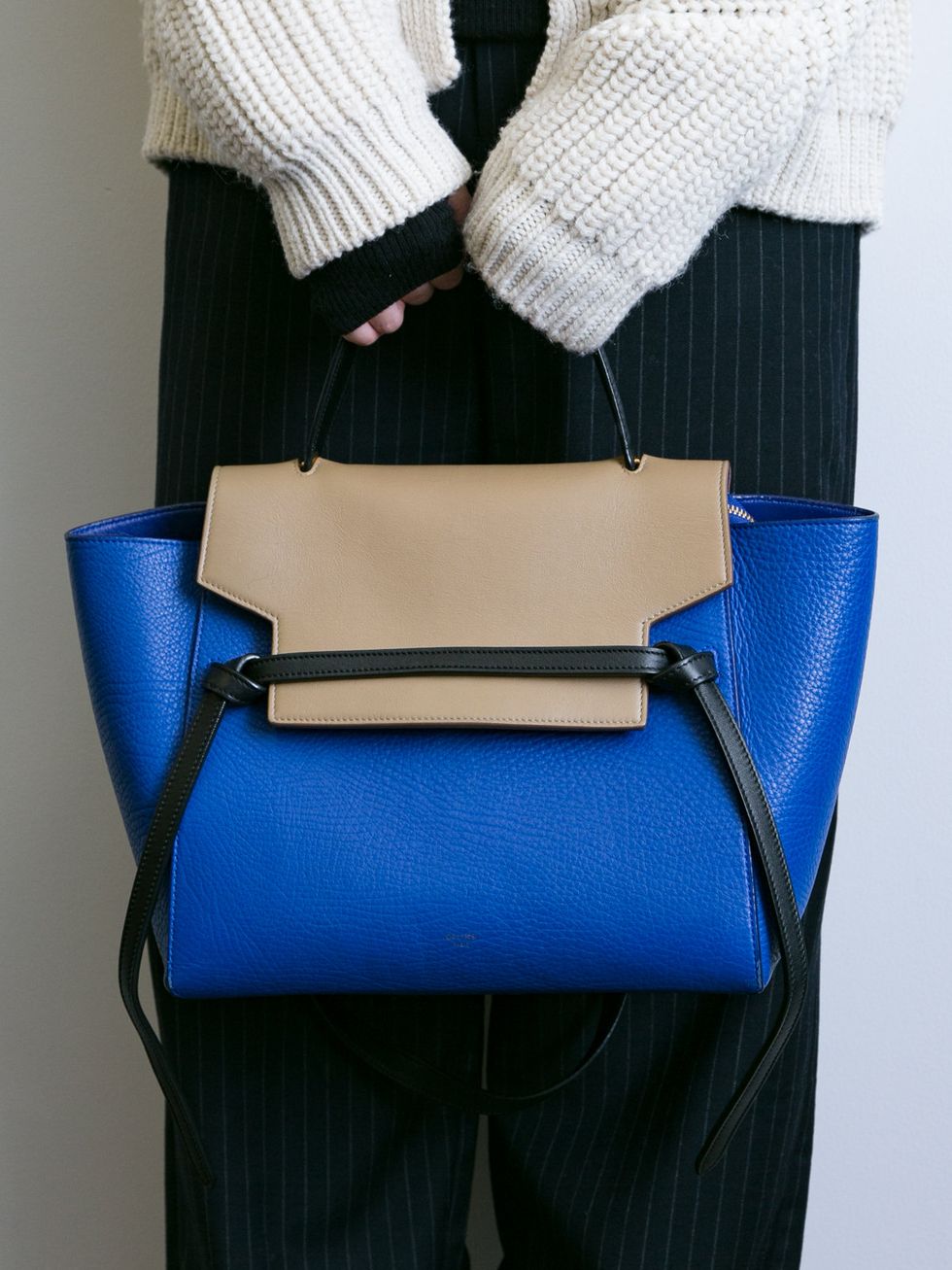 Bag, Handbag, Blue, Cobalt blue, Electric blue, Leather, Fashion accessory, Shoulder, Tote bag, Material property, 