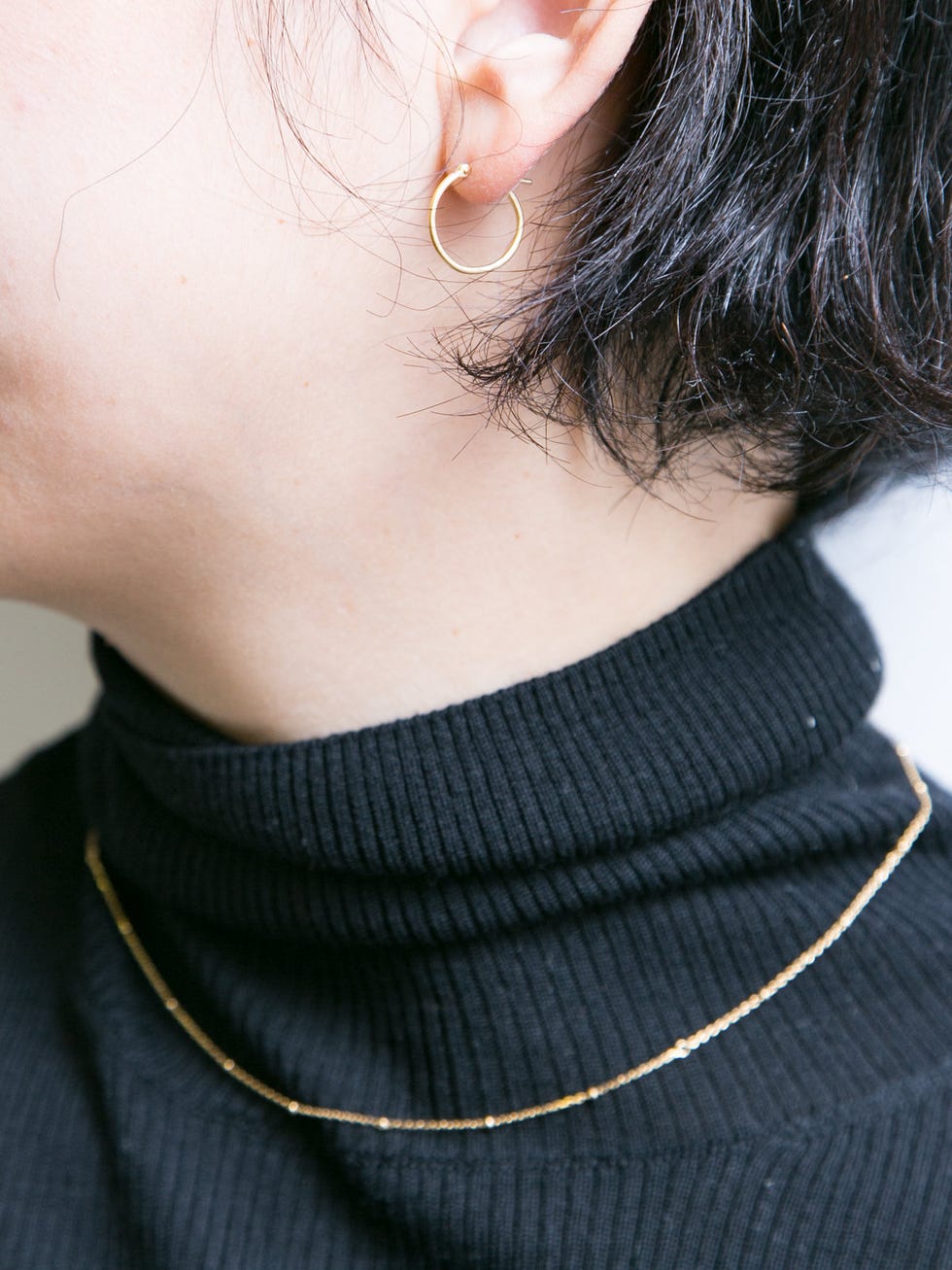 Neck, Hair, Chin, Necklace, Skin, Fashion accessory, Shoulder, Cheek, Ear, Jewellery, 