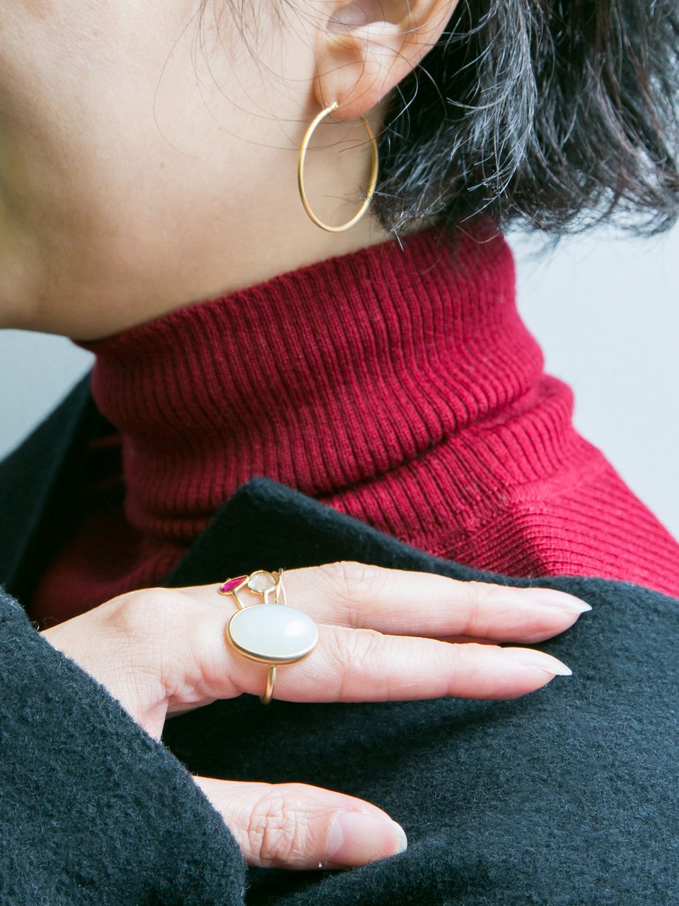Finger, Neck, Hand, Nail, Fashion accessory, Ring, Jewellery, Lip, Outerwear, Sweater, 