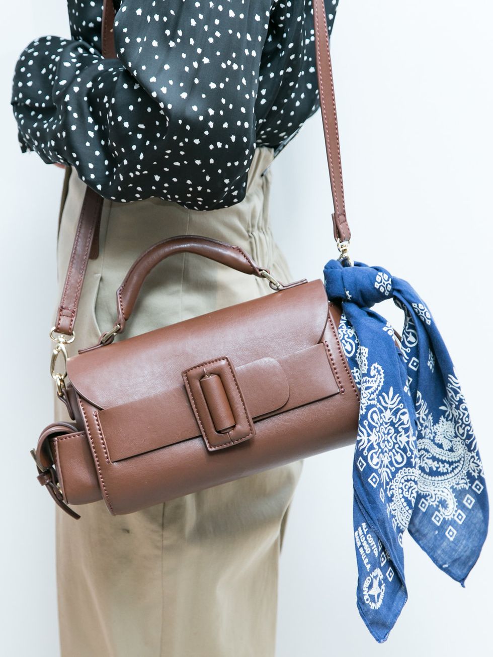 Bag, Handbag, Fashion accessory, Shoulder bag, Beige, Material property, Satchel, Electric blue, Leather, Diaper bag, 