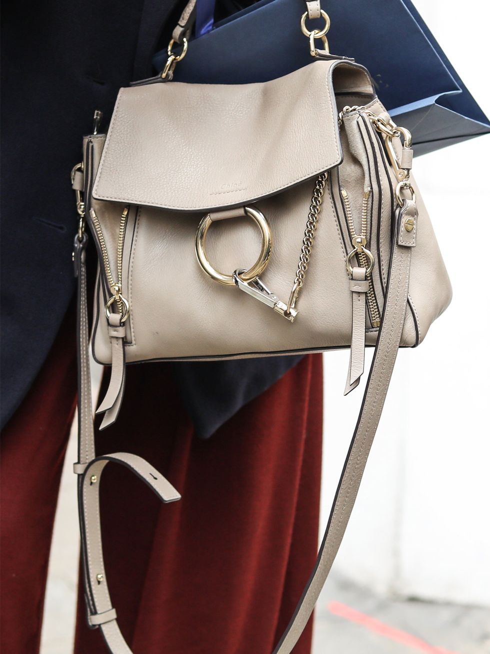 Style, Fashion, Leather, Metal, Material property, Shoulder bag, Fashion design, Silver, Chain, Strap, 