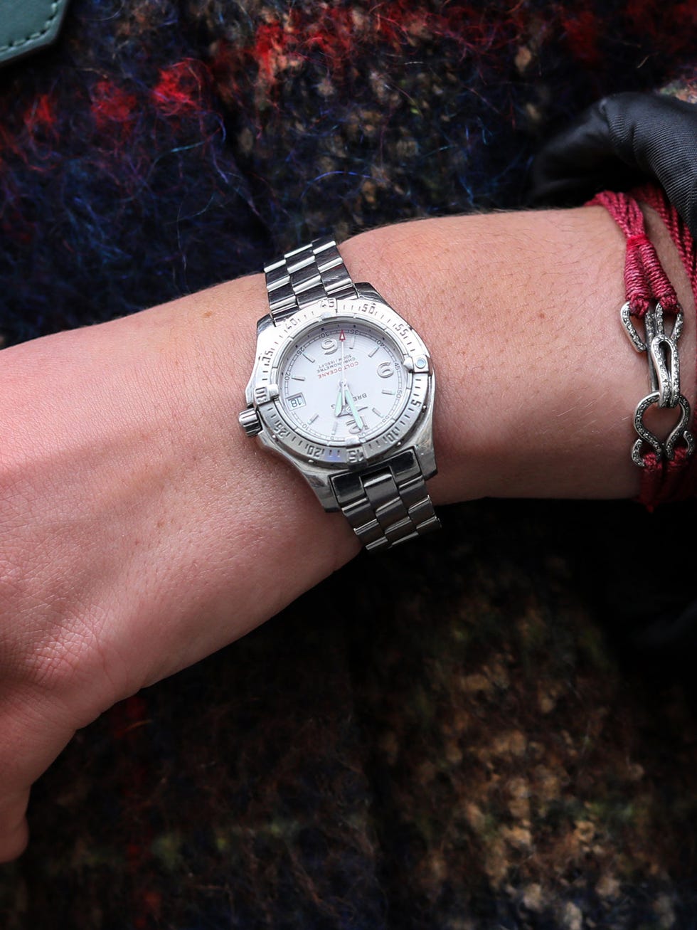 Wrist, Watch, Fashion accessory, Analog watch, Fashion, Carmine, Black, Watch accessory, Metal, Brand, 