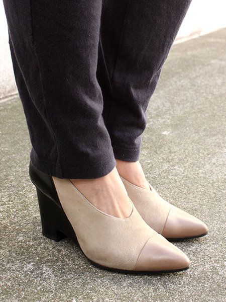 Trousers, Tan, Fashion, Denim, Beige, Close-up, High heels, Court shoe, Foot, Natural material, 