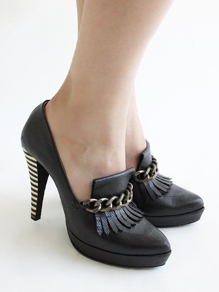 Footwear, Joint, Sandal, High heels, Fashion, Black, Foot, Beige, Leather, Close-up, 