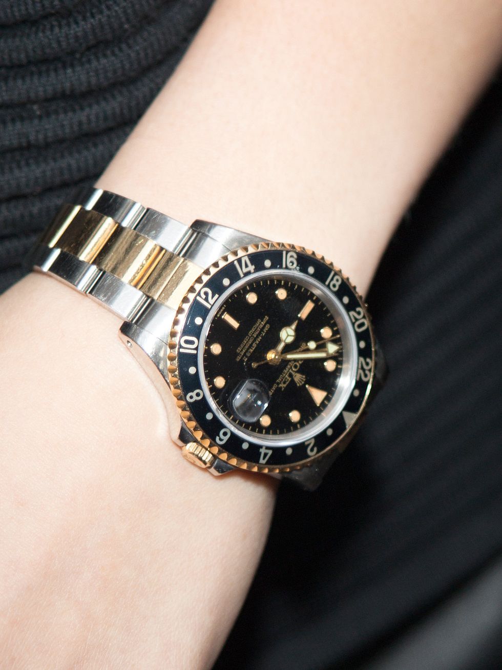 Analog watch, Skin, Watch, Wrist, Watch accessory, Metal, Fashion, Black, Everyday carry, Clock, 