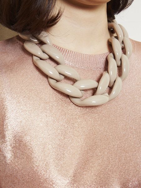 Brown, Shoulder, Jewellery, Style, Fashion accessory, Neck, Body jewelry, Beige, Tan, Chest, 