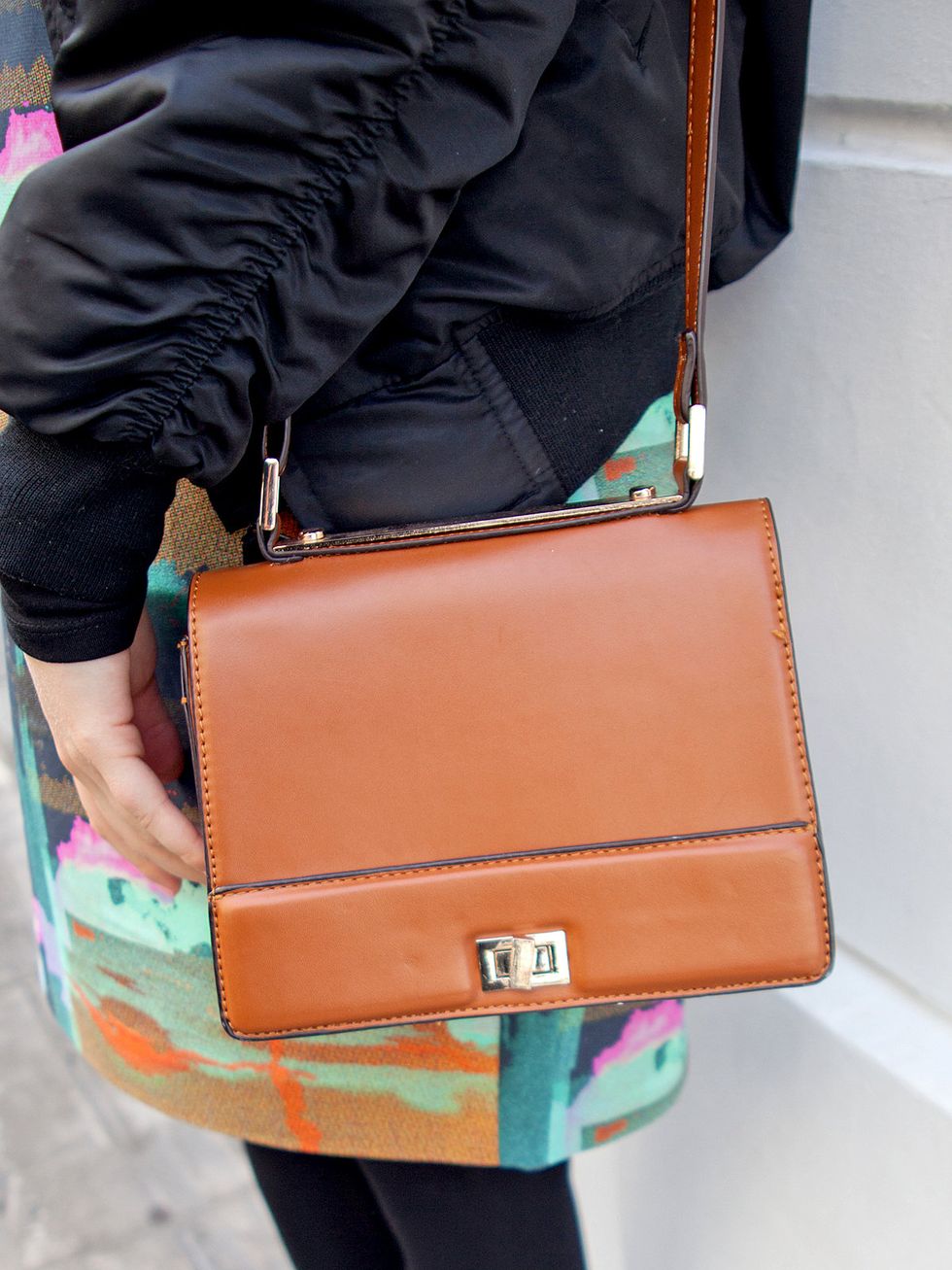 Brown, Bag, Textile, Style, Orange, Luggage and bags, Jacket, Fashion, Travel, Shoulder bag, 