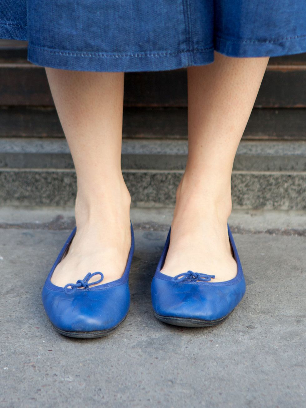 Blue, Human leg, Shoe, Joint, Electric blue, Aqua, Fashion, Azure, Teal, Foot, 