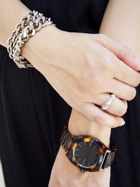 Finger, Wrist, Hand, Analog watch, Watch, Joint, Fashion accessory, Style, Amber, Watch accessory, 