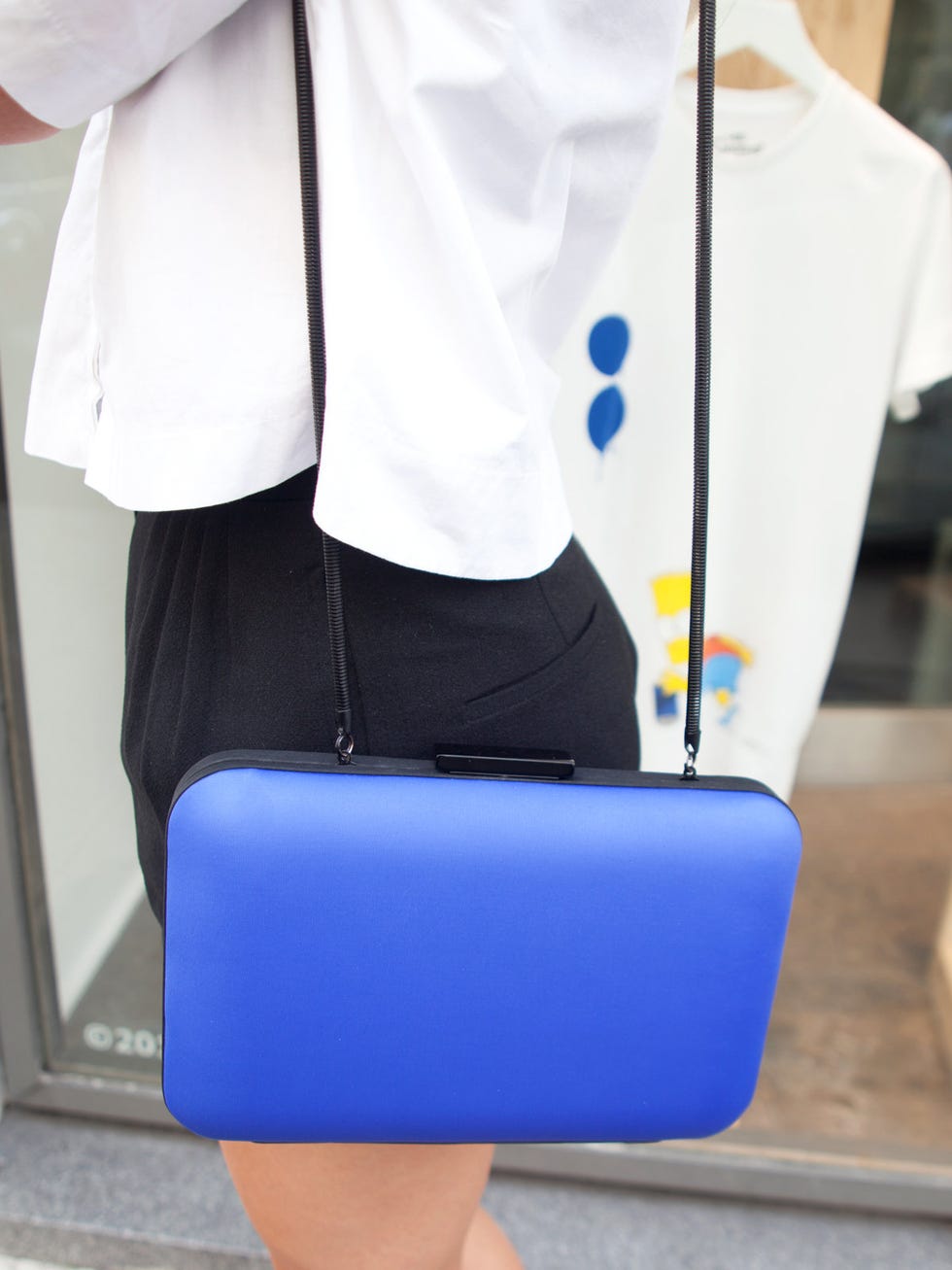 Blue, Sleeve, Shoulder, Collar, Style, Electric blue, Bag, Fashion, Cobalt blue, Street fashion, 