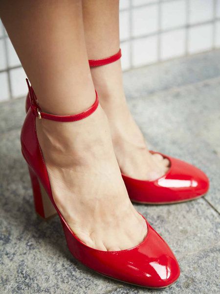 Footwear, Human leg, Red, Joint, High heels, Carmine, Fashion, Tan, Foot, Beige, 