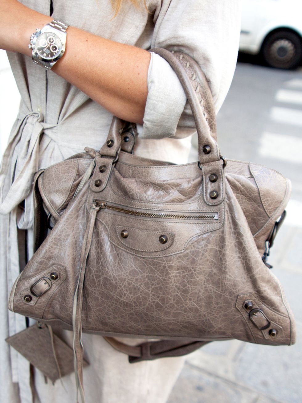 Bag, Watch, Fashion, Grey, Auto part, Street fashion, Beige, Khaki, Shoulder bag, Strap, 
