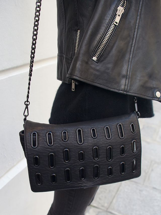 Textile, Style, Bag, Fashion, Black, Leather, Chain, Shoulder bag, Material property, Strap, 