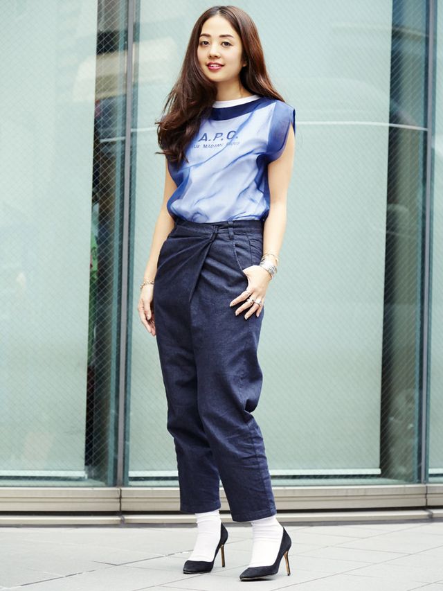 Clothing, Blue, Sleeve, Shoulder, Textile, Joint, Outerwear, Human leg, High heels, Style, 