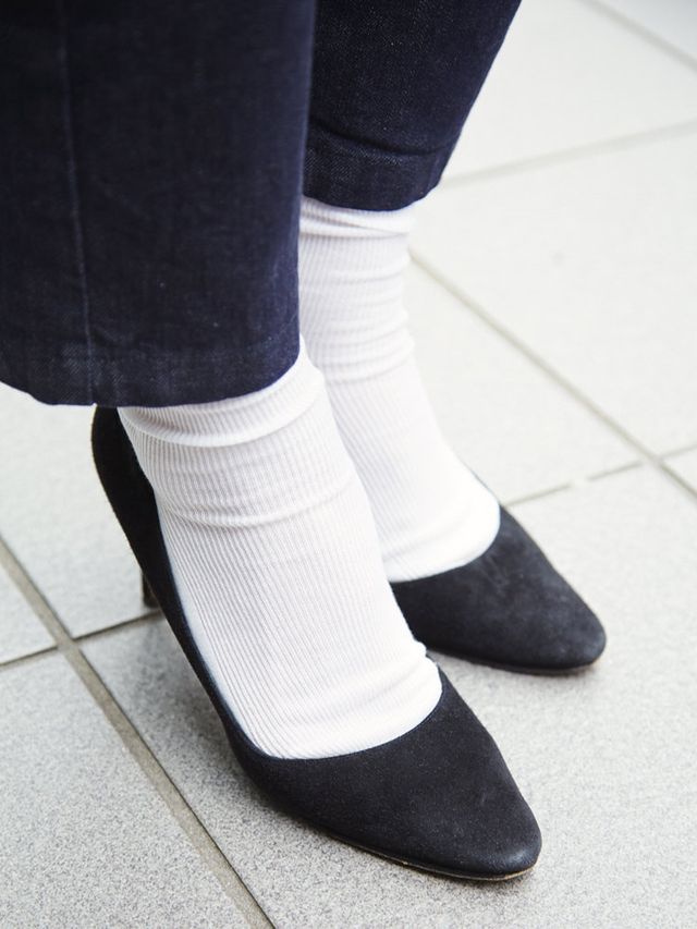 Textile, Human leg, Style, Fashion, Black, Sock, Ankle, Fur, Tights, Court shoe, 