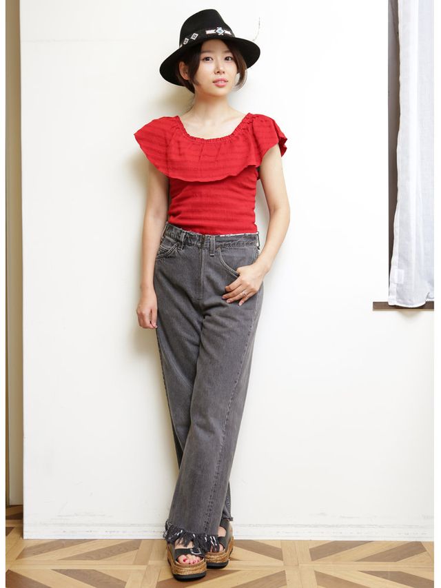 Clothing, Brown, Sleeve, Shoulder, Hat, Textile, Shirt, Joint, White, Waist, 