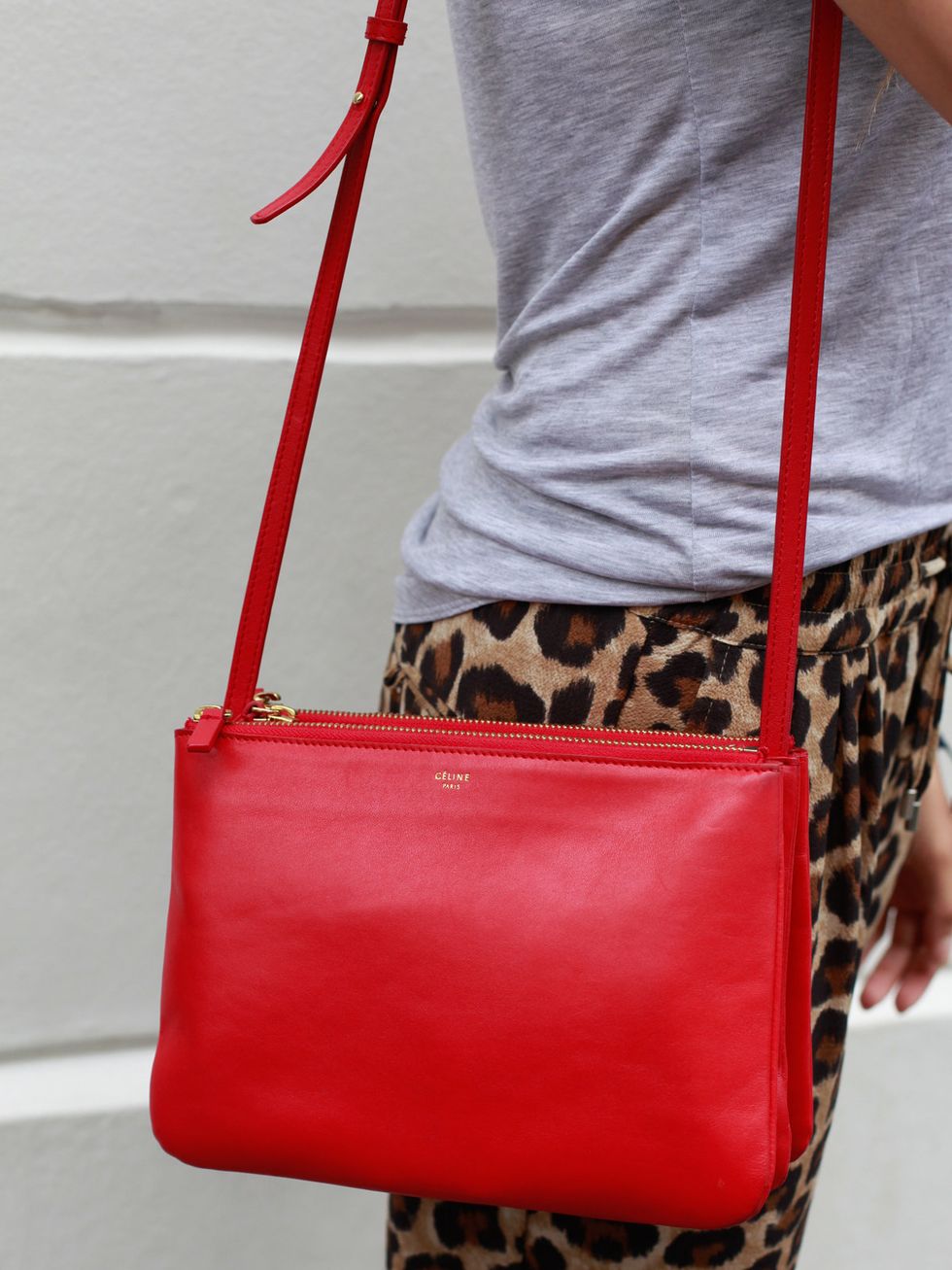 Red, Textile, Bag, Pattern, Carmine, Waist, Fashion, Maroon, Shoulder bag, Material property, 