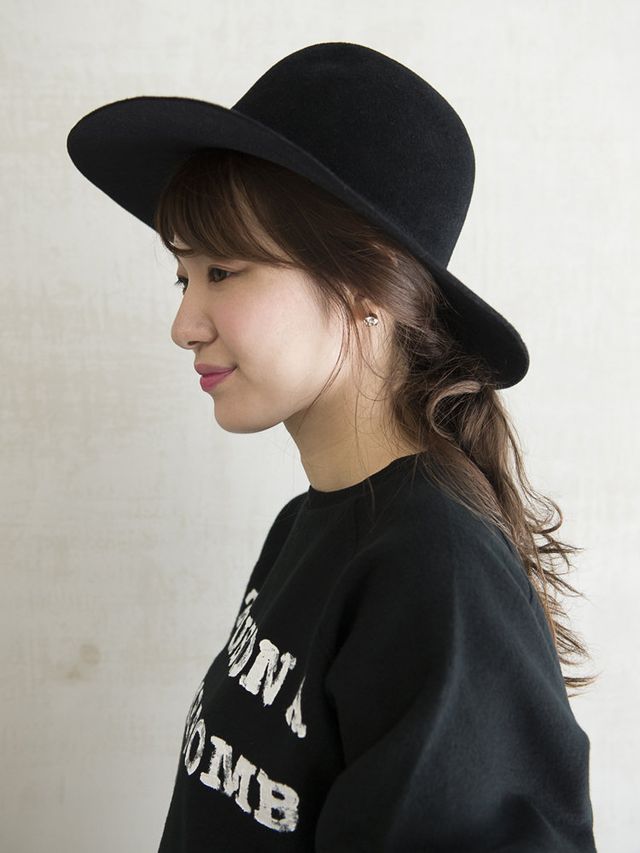 Clothing, Hat, Lip, Hairstyle, Sleeve, Chin, Shoulder, Joint, Style, T-shirt, 