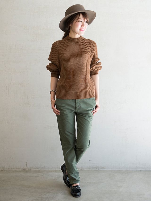 Clothing, Leg, Brown, Sleeve, Human body, Trousers, Hat, Shoulder, Textile, Joint, 