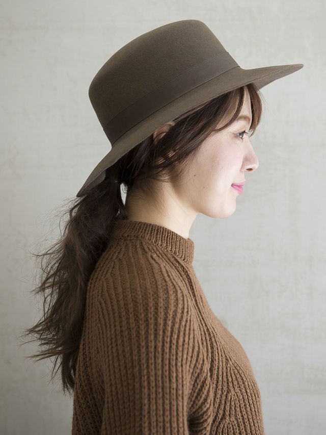 Clothing, Lip, Brown, Hat, Hairstyle, Sleeve, Shoulder, Joint, Style, Fashion accessory, 