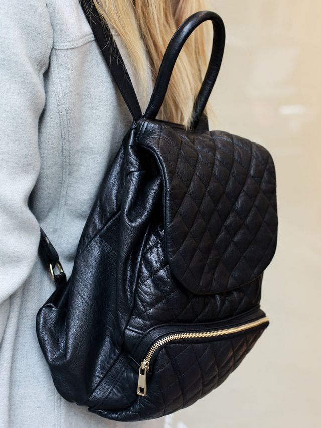 Bag, Style, Black, Shoulder bag, Leather, Strap, Material property, Silver, Hobo bag, Zipper, 