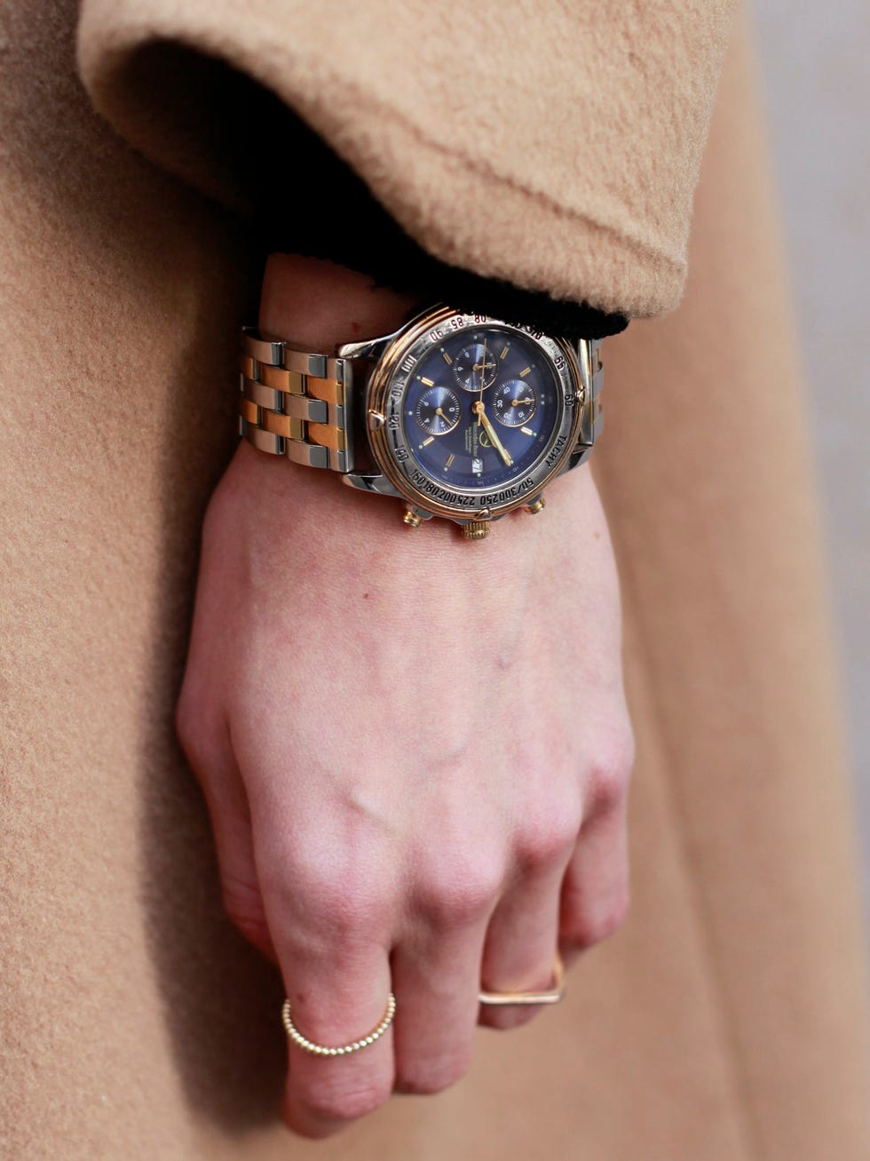 Finger, Brown, Watch, Skin, Wrist, Analog watch, Fashion accessory, Watch accessory, Fashion, Khaki, 