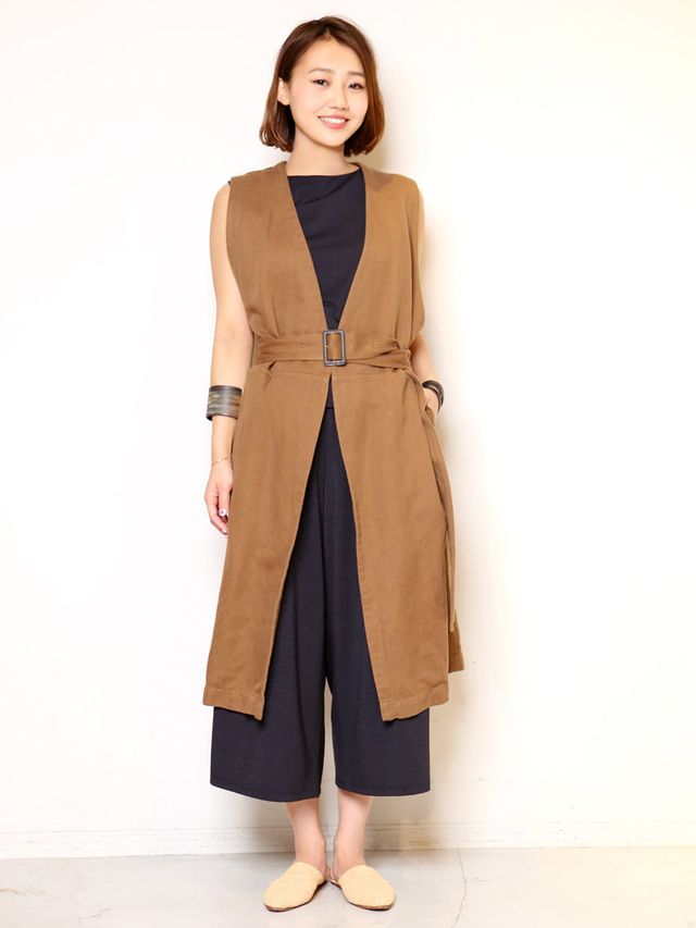 Sleeve, Shoulder, Textile, Joint, Standing, Style, Dress, Slipper, One-piece garment, Fashion, 