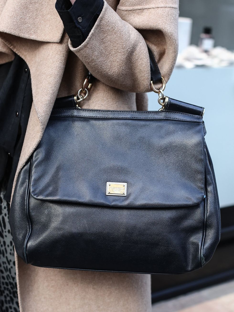 Product, Brown, White, Bag, Style, Font, Leather, Fashion, Black, Shoulder bag, 