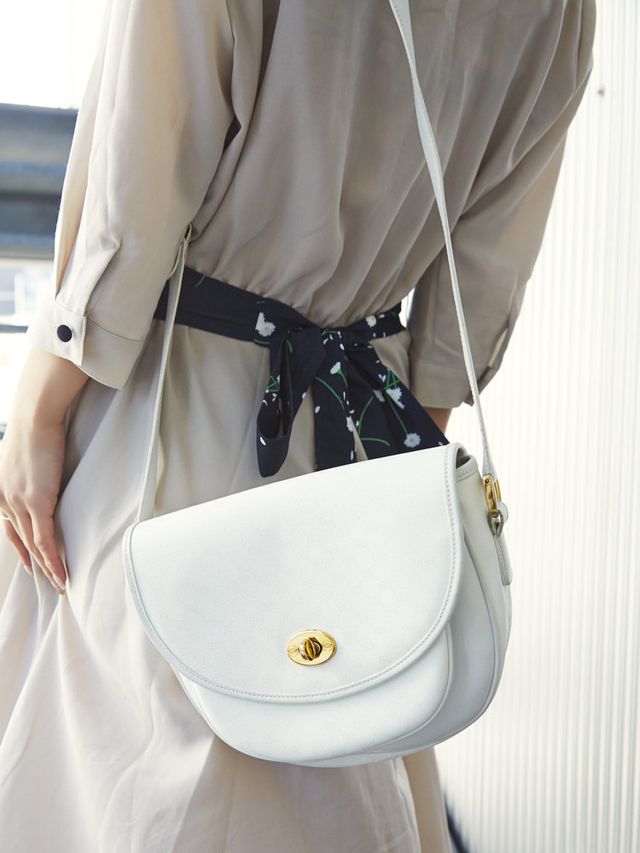 White, Bag, Plumbing fixture, Shoulder bag, Beige, Strap, Pocket, 