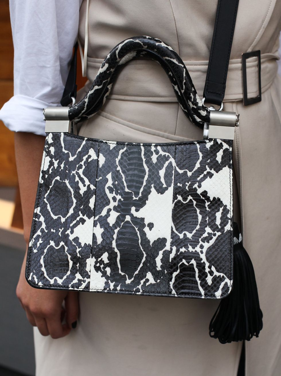 Textile, White, Bag, Pattern, Style, Monochrome photography, Shoulder bag, Fashion, Black, Black-and-white, 