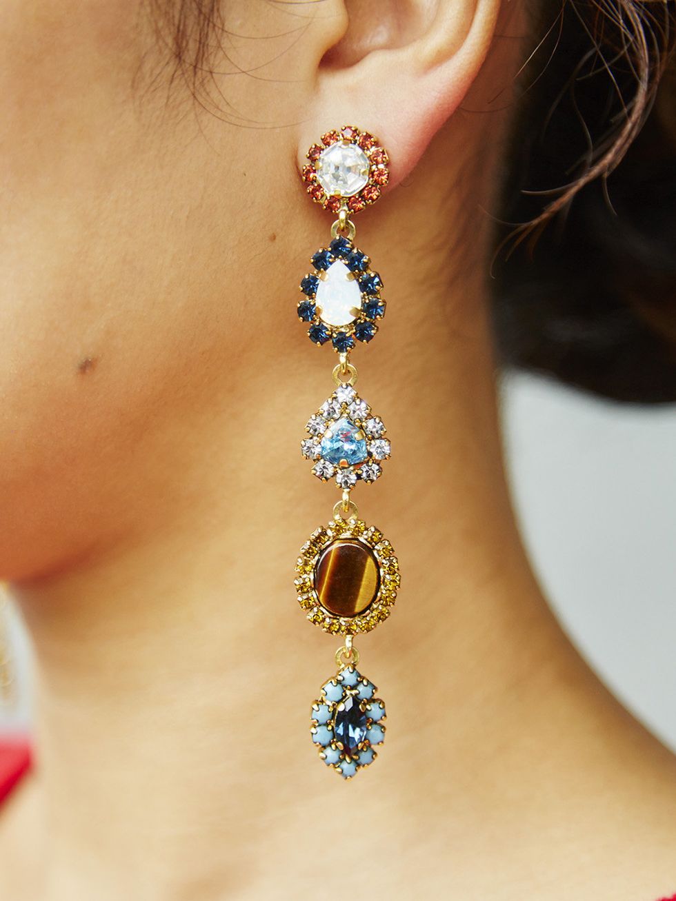 Brown, Hairstyle, Skin, Jewellery, Earrings, Fashion accessory, Body jewelry, Style, Amber, Organ, 