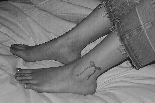 Skin, Human leg, Joint, Toe, Wrist, Barefoot, Foot, Ankle, Flesh, Leather, 
