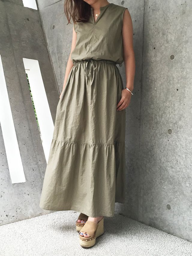 Clothing, Brown, Sleeve, Shoulder, Dress, Joint, Standing, Khaki, One-piece garment, Day dress, 