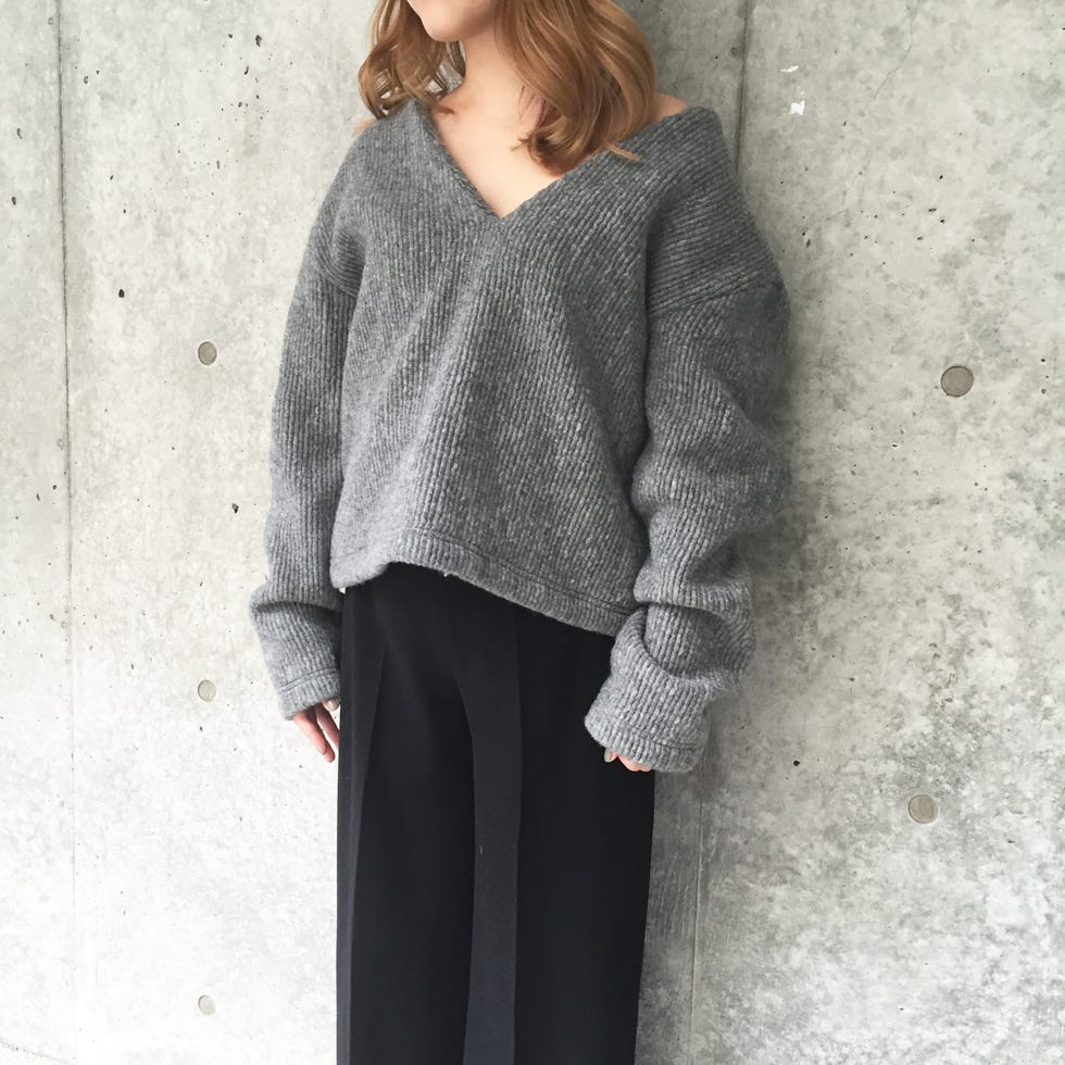 Sleeve, Shoulder, Textile, Joint, Sweater, Fashion, Woolen, Grey, Street fashion, Beige, 