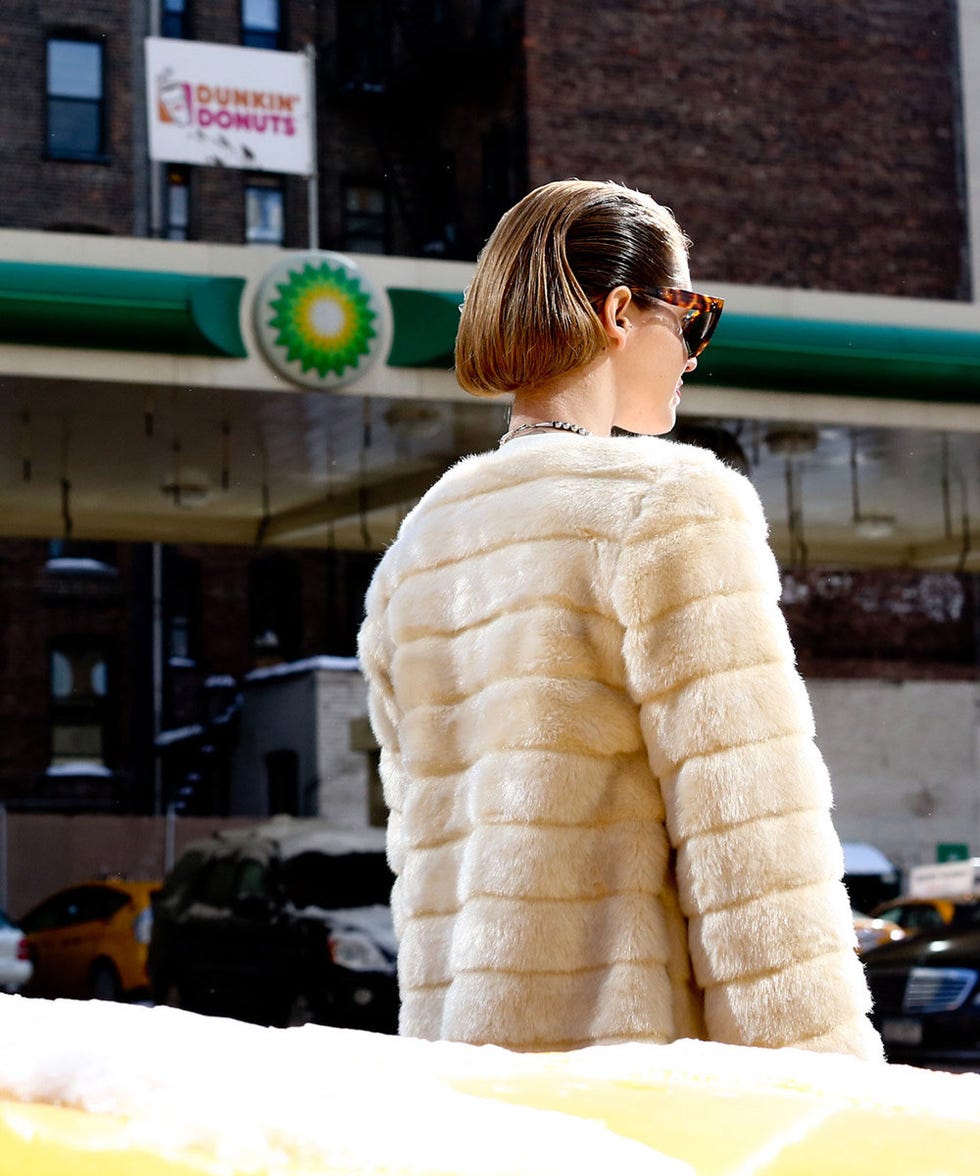 Sleeve, Textile, Street fashion, Earrings, Sunglasses, Fur, Snapshot, Woolen, Wool, Signage, 