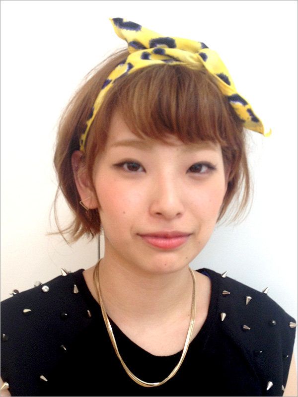 Clothing, Yellow, Hairstyle, Forehead, Jewellery, Collar, Style, Jaw, Iris, Bangs, 