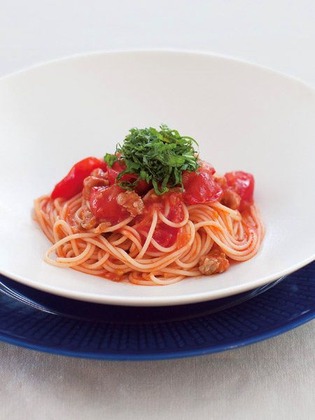Food, Cuisine, Ingredient, Spaghetti, Dishware, Noodle, Dish, Al dente, Serveware, Pasta, 