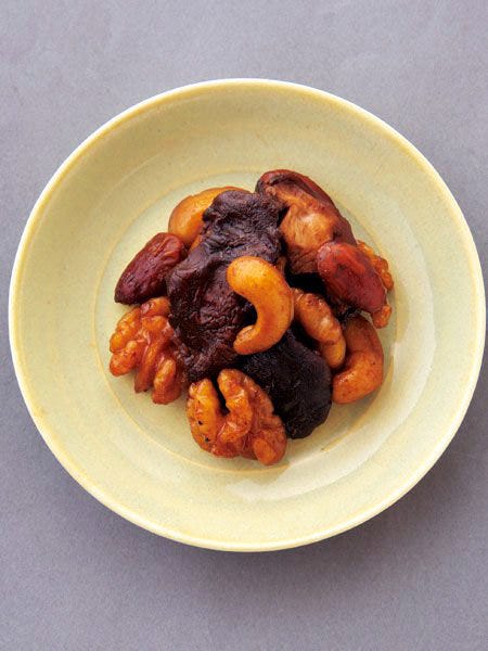 Food, Dried fruit, Tableware, Dishware, Serveware, Ingredient, Plate, Mixed nuts, Bowl, Nut, 