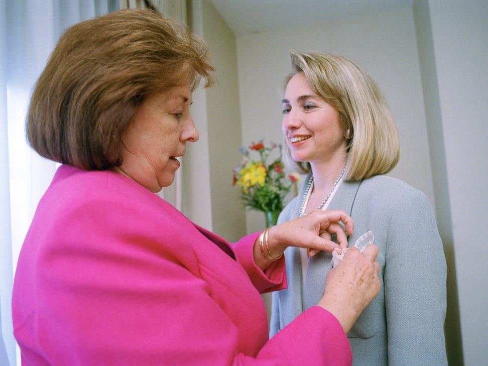 Jewellery, Blond, Bouquet, Flower Arranging, Necklace, Conversation, Cut flowers, Layered hair, Artificial flower, Bob cut, 