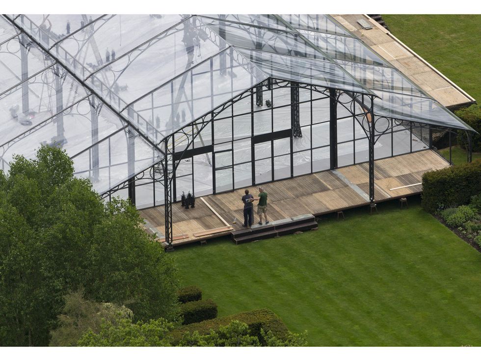 Greenhouse, Architecture, Grass, House, Building, Roof, Daylighting, Plant, Land lot, Lawn, 