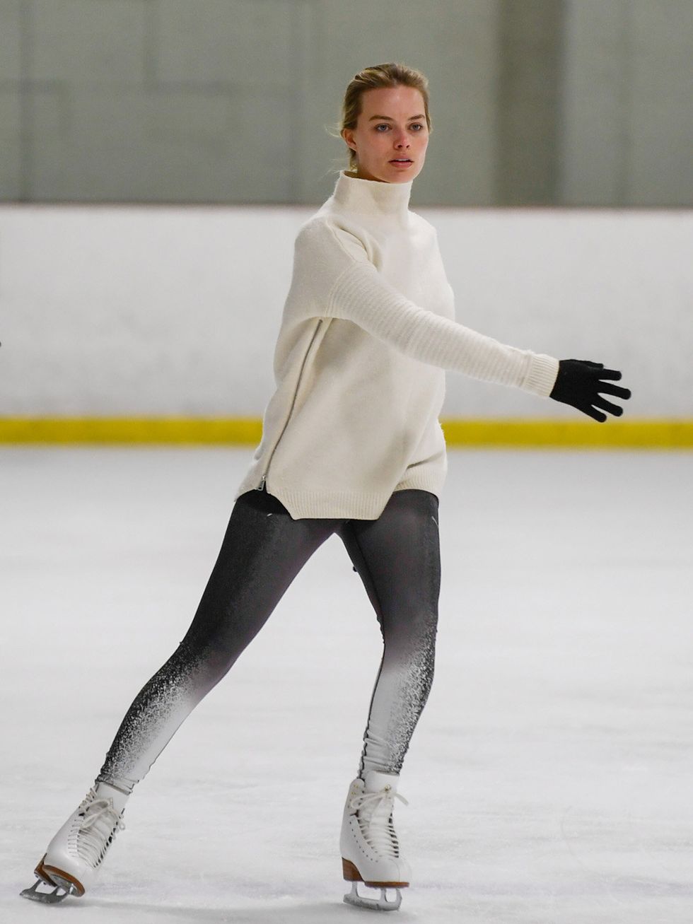 Figure skate, Ice skating, Skating, Ice skate, Ice rink, Figure skating, Recreation, Axel jump, Sports equipment, Sports, 