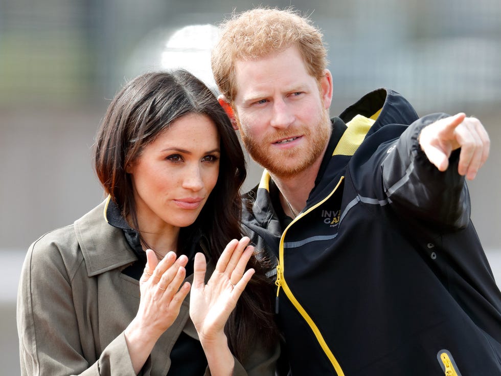 Finger, Jacket, Gesture, Brown hair, Love, Thumb, Beard, Windbreaker, Top, Zipper, 