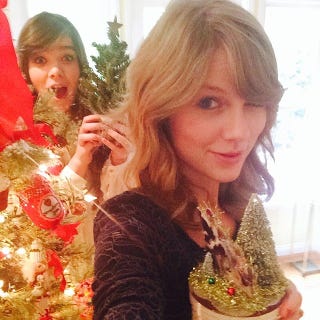 テイラー スウィフトとヘイリー スタインフェルドがクリスマスパーティーを開催