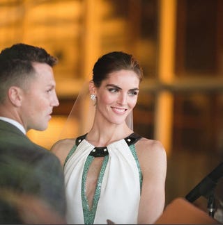 世界的モデルのヒラリー ローダが結婚